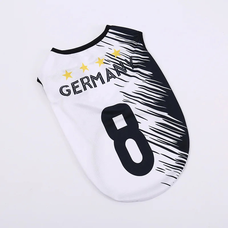 Maillot multi-nations pour chien — taille S porté